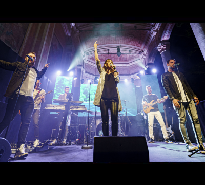 Band in glamourösen Outfits liefert eine eindrucksvolle Show.